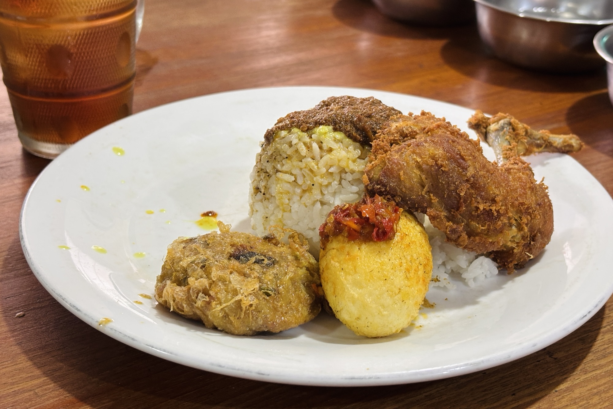 誕生日にご飯をふるまう様子