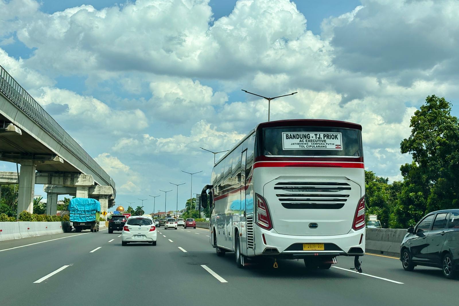 路肩にはトラックなどがよく停車している