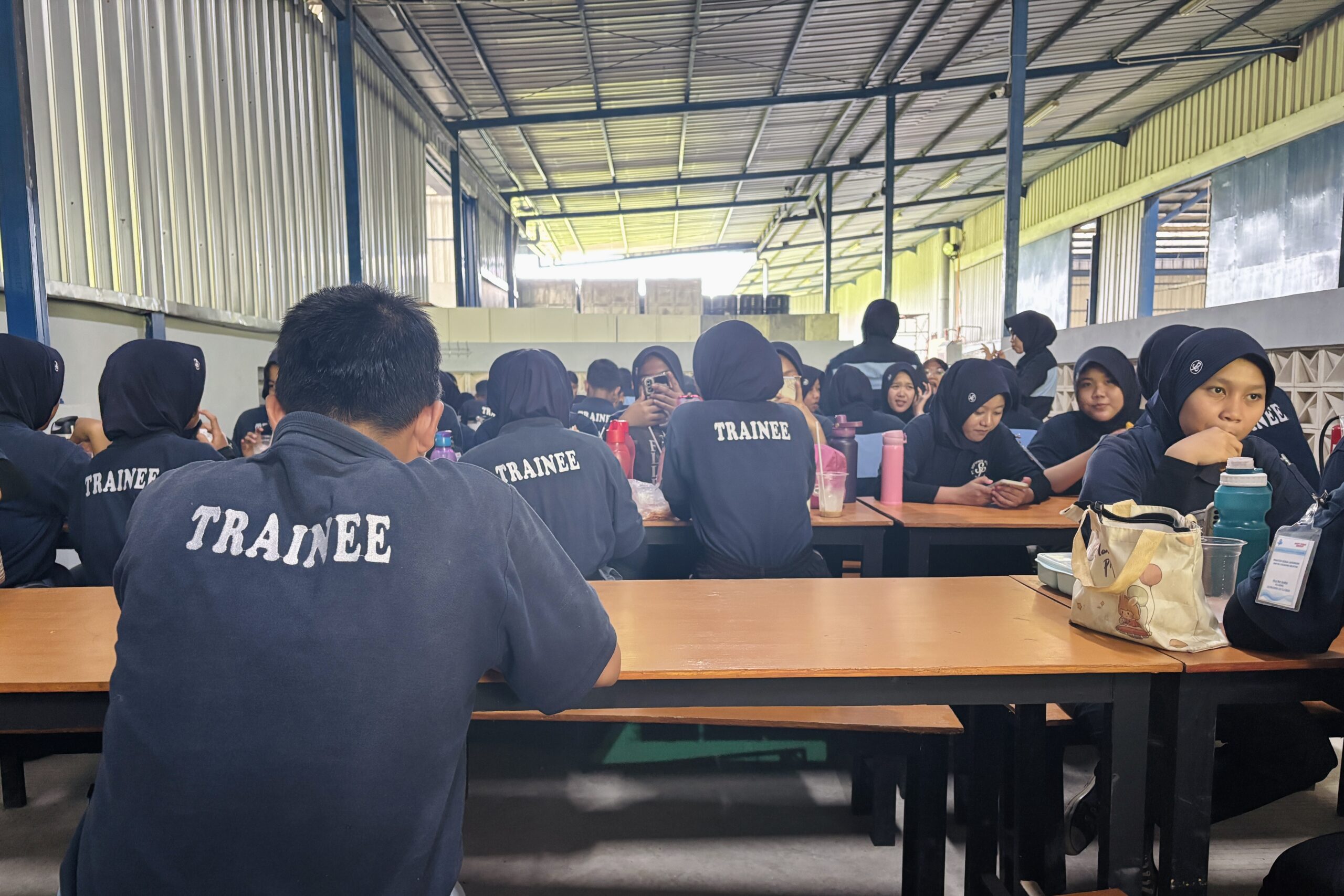 カンティーンで昼飯
