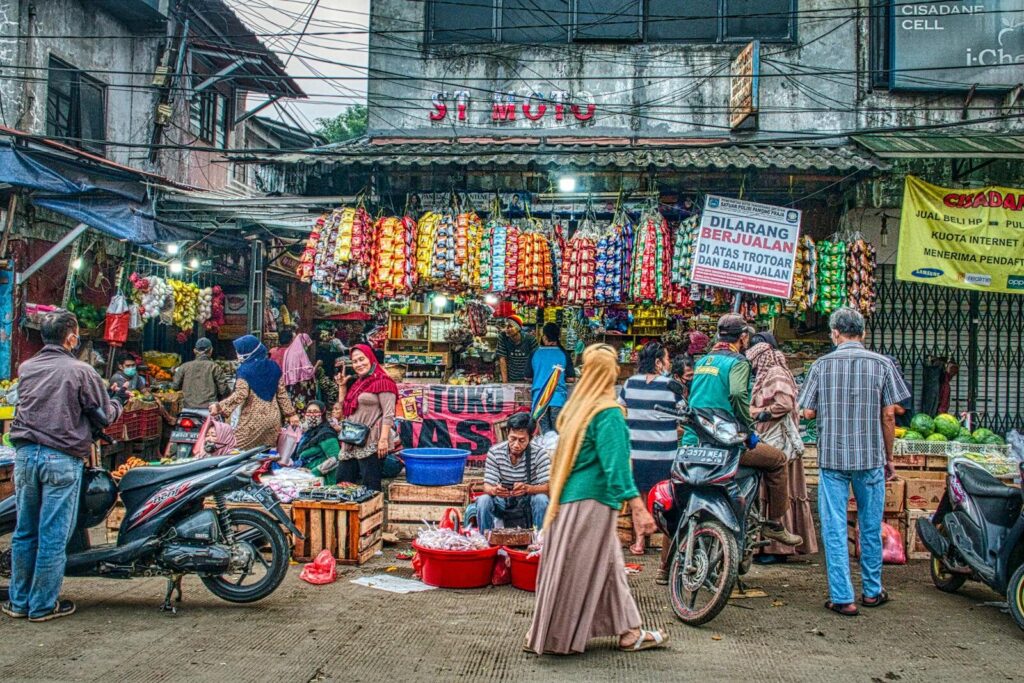 Bustling local market scene in Banten, Indonesia, showcasing vibrant street commerce and culture.